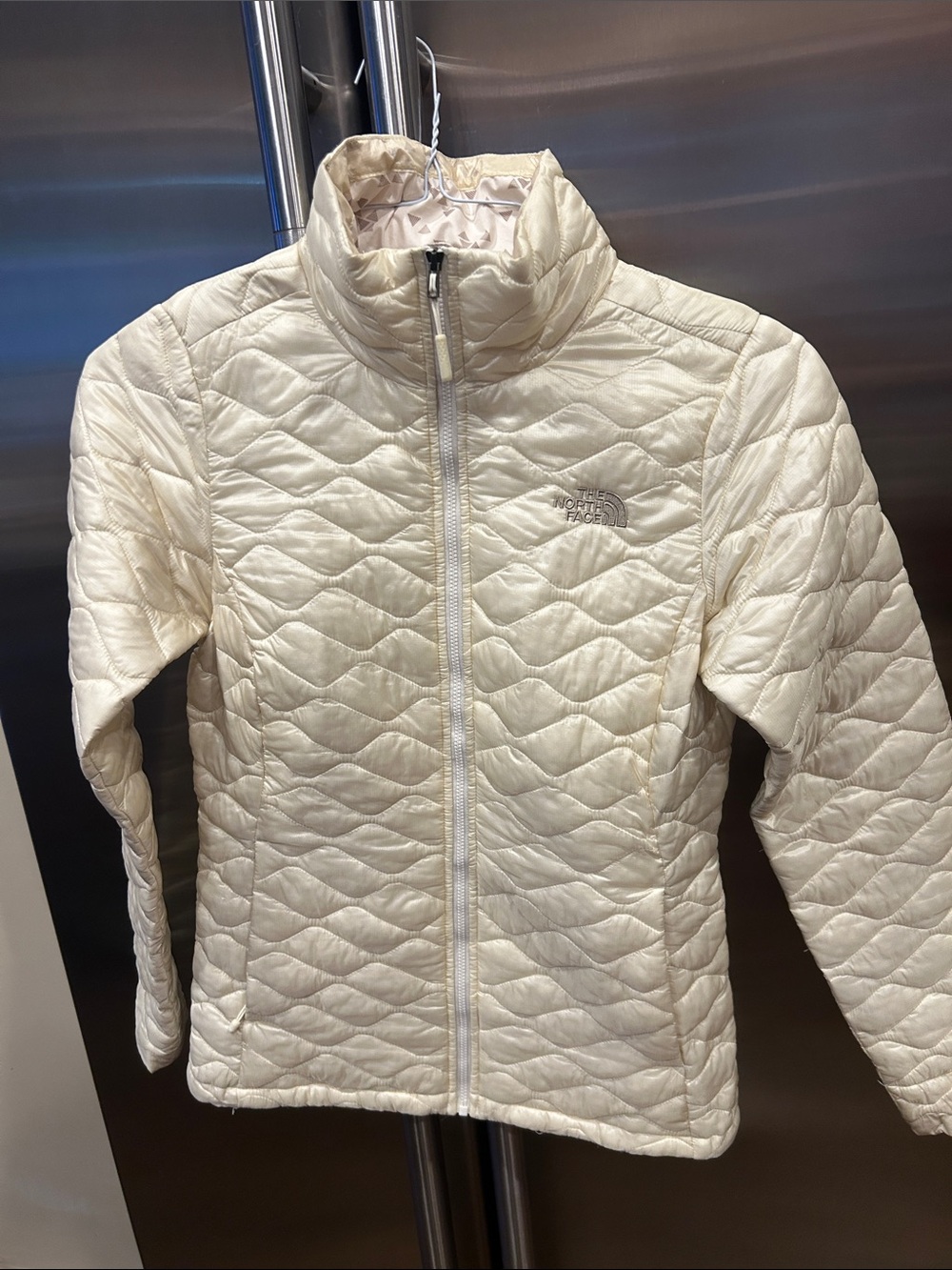 The North Face women’s XS Cream Quilted Puffer Jacket